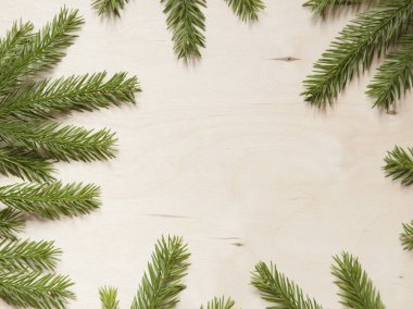 Ahşap arka planda ladin dalları.