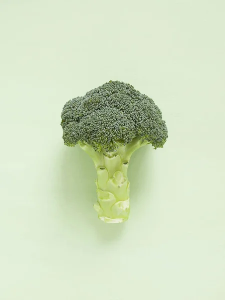Brokuły głowy na zielonym tle. — Zdjęcie stockowe