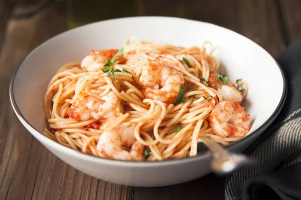 Spaghettis aux crevettes, sauce tomate et persil haché . — Photo