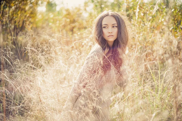 秋の風景の美しい女性 — ストック写真