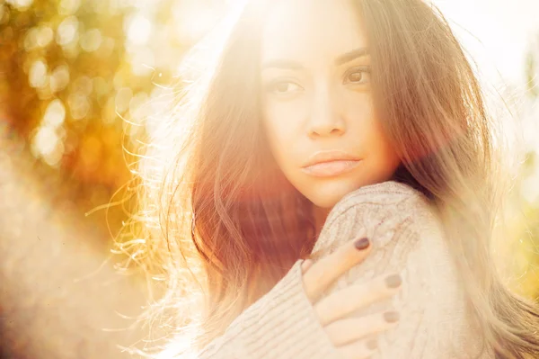 Schöne Dame in herbstlicher Landschaft — Stockfoto