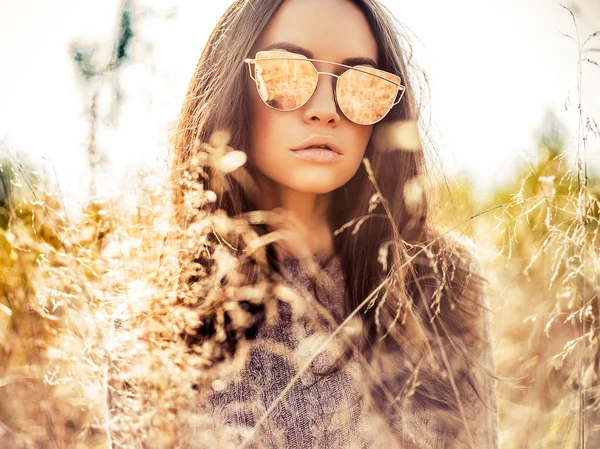 शरद ऋतू लँडस्केप मध्ये सुंदर महिला — स्टॉक फोटो, इमेज