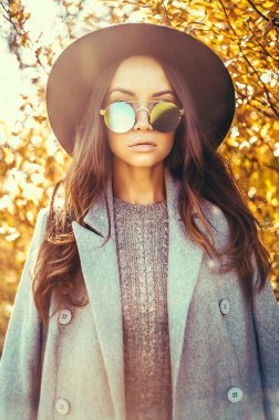 Güzel Bayan sonbahar yaprakları çevrili