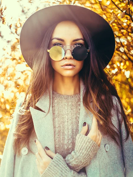 Beautiful lady surrounded autumn leaves — Stock Photo, Image