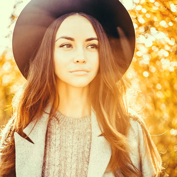 Krásná dáma v podzimní krajině — Stock fotografie