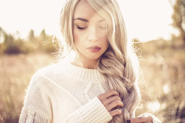 Schöne Dame in herbstlicher Landschaft — Stockfoto