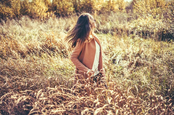 Mooie dame in herfst landschap — Stockfoto