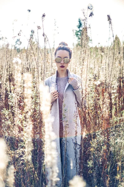 Moda hermosa dama en otoño paisaje — Foto de Stock