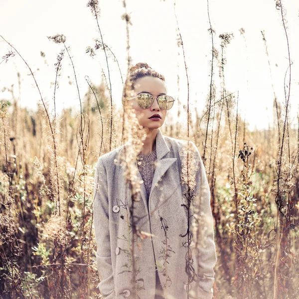 Moda hermosa dama en otoño paisaje — Foto de Stock