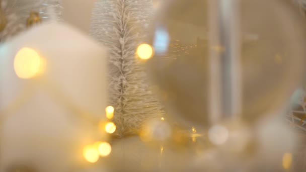 Decorações Natal Cores Brancas Douradas Sobre Brilho Bokeh Luzes Fundo — Vídeo de Stock