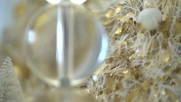 Ozdoby Świąteczne Kolorze Białym Złotym Tle Świecących Świateł Bokeh Piękne — Wideo stockowe