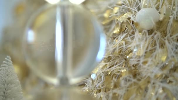 Decorazioni Natalizie Nei Colori Bianco Oro Sfondo Luci Bokeh Bagliore — Video Stock