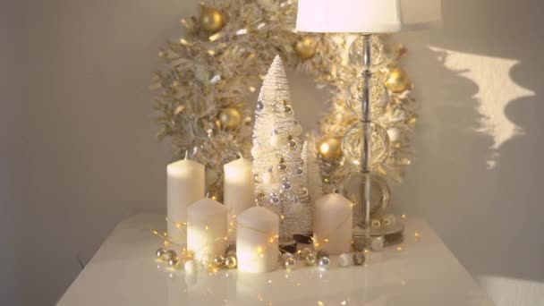 Рождественские Украшения Белых Золотых Тонах Светящемся Фоне Боке Красивая Новогодняя — стоковое видео