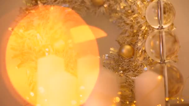 Decoraciones Navideñas Colores Blanco Dorado Sobre Fondo Luces Bokeh Brillantes — Vídeo de stock