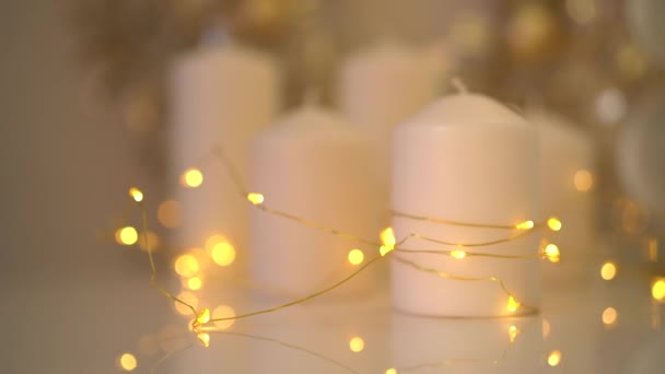 Decoraciones Navideñas Colores Blanco Dorado Sobre Fondo Luces Bokeh Brillantes — Vídeos de Stock