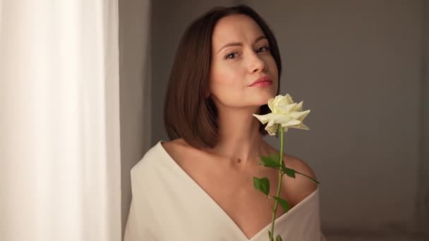 Nahaufnahme Porträt Einer Schönen Frau Mit Weißer Rose Weißem Interieur — Stockvideo