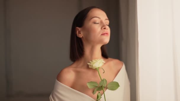 Retrato Close Mulher Bonita Com Rosa Branca Interior Branco Jovem — Vídeo de Stock