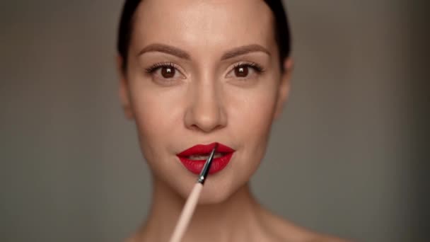 Portrait Rapproché Belle Femme Appliquant Maquillage Pinceau Jeune Jolie Dame — Video