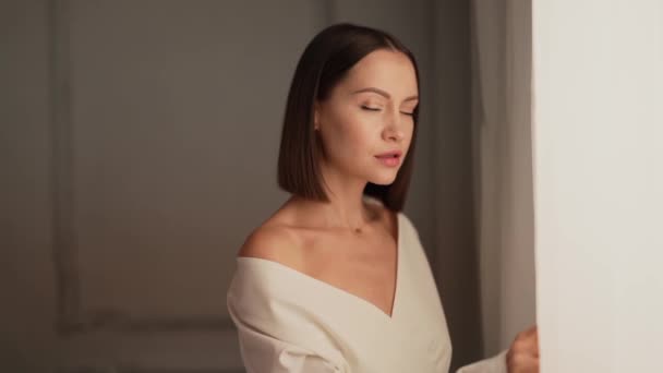 Portrait Rapproché Une Femme Souriante Regardant Une Caméra Studio Jeune — Video