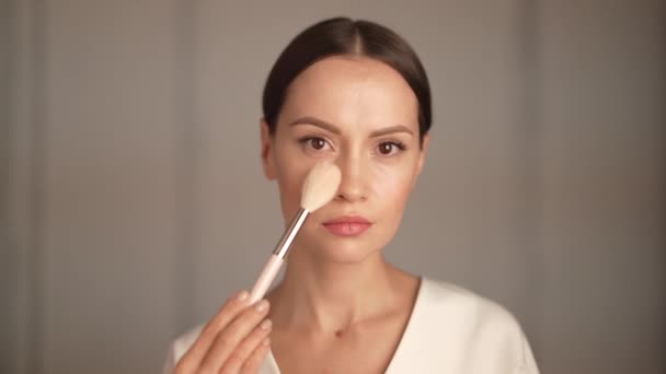 Primer Plano Retrato Una Hermosa Mujer Que Aplica Maquillaje Con — Vídeos de Stock