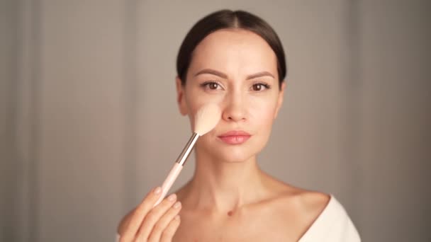 Primer Plano Retrato Una Hermosa Mujer Que Aplica Maquillaje Con — Vídeo de stock