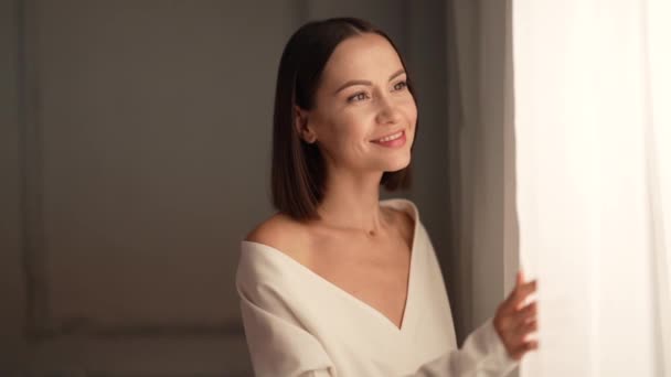 Retrato Close Mulher Sorridente Olhando Para Câmera Estúdio Jovem Atraente — Vídeo de Stock