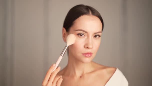Primer Plano Retrato Una Hermosa Mujer Que Aplica Maquillaje Con — Vídeo de stock