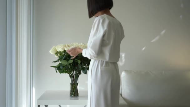 Lifestyle Home Video Beautiful Stylish Woman Puttting Flowers Table Young — Stock Video