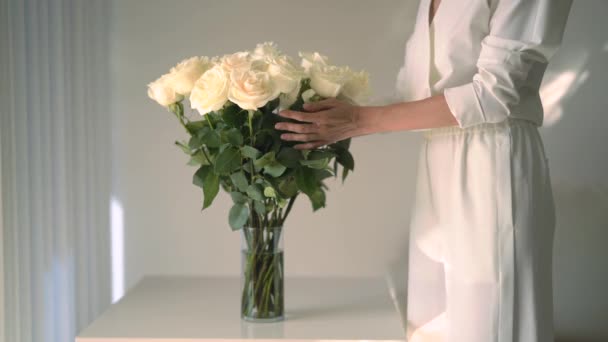 Estilo Vida Video Casero Hermosa Mujer Con Estilo Poniendo Flores — Vídeos de Stock