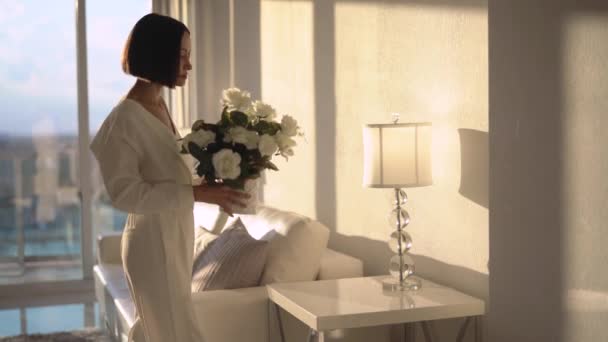 Lifestyle Home Vídeo Beautiful Stylish Woman Puttting Flowers Table Jovem — Vídeo de Stock