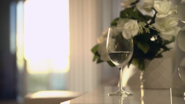 Livsstil Hem Video Vackra Elegant Kvinna Med Glas Vatten Ung — Stockvideo