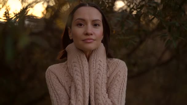 Vidéo Ralenti Extérieure Jeune Belle Dame Automne Pull Tricoté Automne — Video