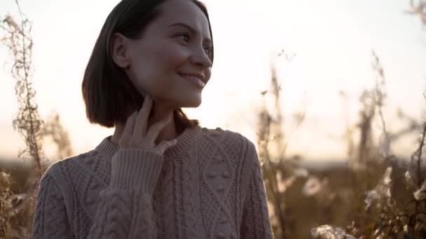 Outdoor Slow Motion Video Młodej Pięknej Damy Jesiennym Krajobrazie Suchymi — Wideo stockowe