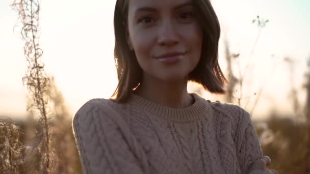 室内慢镜头的年轻美丽的女士在秋天的风景与干燥的花朵 针织毛衣 温暖的秋天 — 图库视频影像
