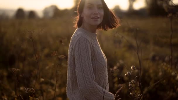 室内慢镜头的年轻美丽的女士在秋天的风景与干燥的花朵 针织毛衣 温暖的秋天 — 图库视频影像