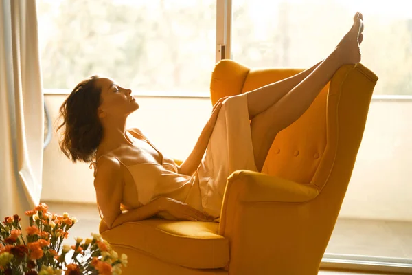 在她的闺房里 穿着米色睡衣的漂亮性感女人的时装艺术照片 家庭卧室的内部 美丽的早晨夏日阳光 — 图库照片