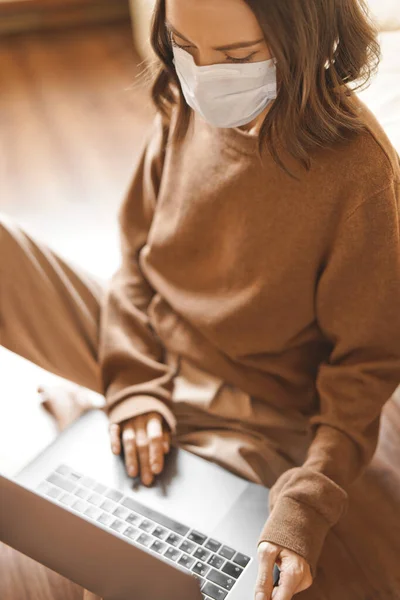 마스크를 노트북에서 일하는 여성의 라이프 스타일 여성의 사무실 프리랜서 코로나 로열티 프리 스톡 이미지