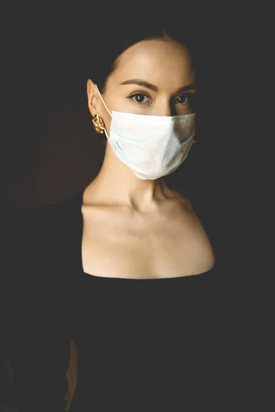 의료용 마스크를 아름다운 여성의 라이프 스타일 코로나 바이러스 코로나 바이러스 스톡 이미지