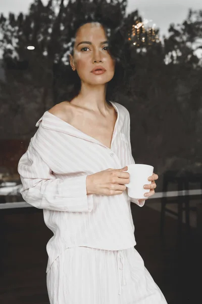 Femme avec tasse de café — Photo