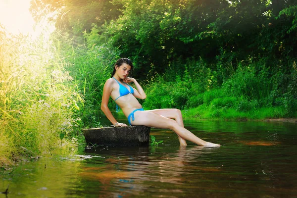 Yong menina feliz relaxando no rio floresta — Fotografia de Stock