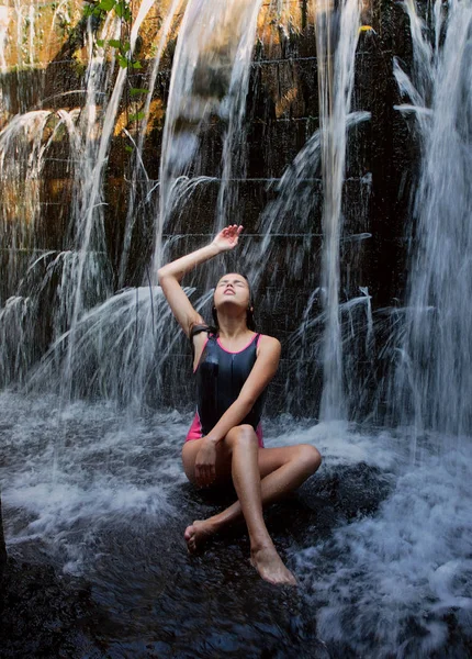 Adolescente menina relaxado sob cascata artesanal — Fotografia de Stock