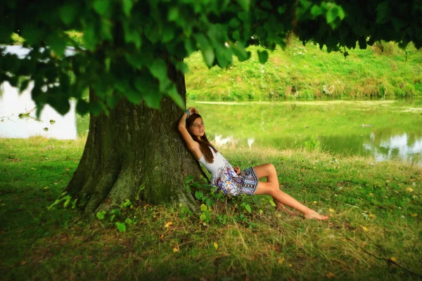 Девушка, мечтающая под деревом — стоковое фото