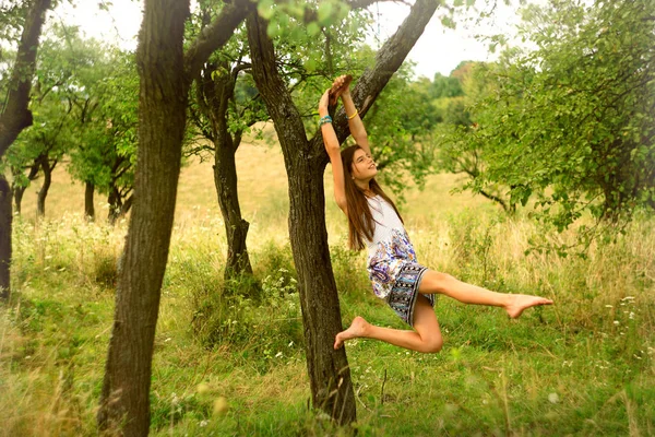 Uma menina sonhando debaixo da árvore no lugar rural — Fotografia de Stock