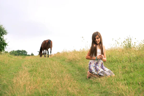 Chica sentada en el camino rural — Foto de Stock