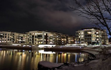 gece city scape ile su üzerine düşünceler