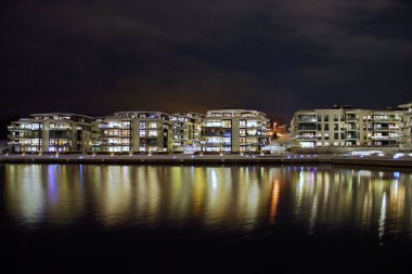 gece city scape ile su üzerine düşünceler