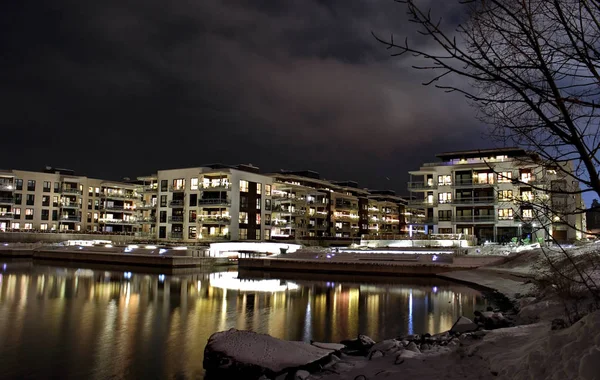 Paesaggio notturno della città con riflessi sull'acqua — Foto Stock