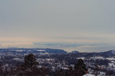 Oslo, Norveç winterscape. tren istasyonu şehrin ötesinde