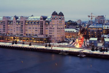 Oslo, Norveç'in downtowh limanının gece görünümü. suda ışık yansımaları. Kış saati.