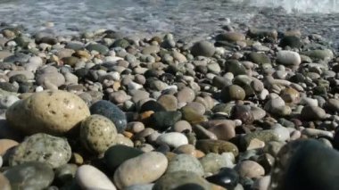 Dalgalar çakıl plajı yıkama.